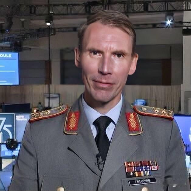 不装了，摊牌了！

德国武装部队少将克里斯蒂安·弗雷乌丁呼吁对俄罗斯的机场和基础
