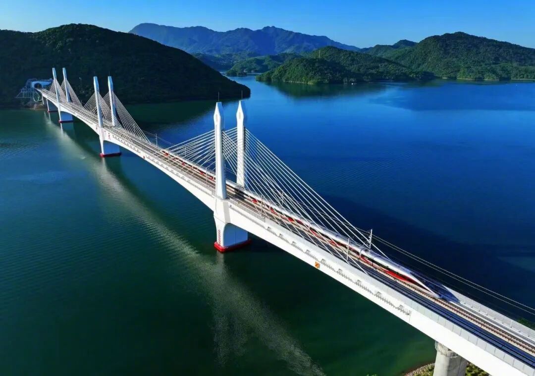 【#长三角铁路10月11日起调图#！#安徽多地首次实现高铁进京#】记者从中国铁路