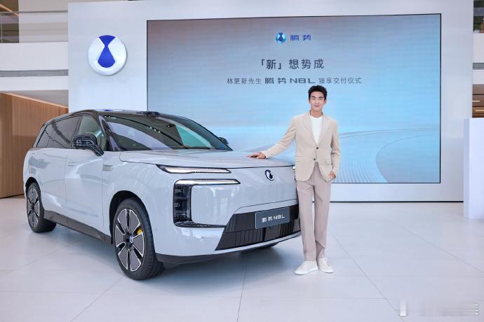 林更新原来是腾讯N8L车主啊，真帅林更新更新座驾腾势N8L