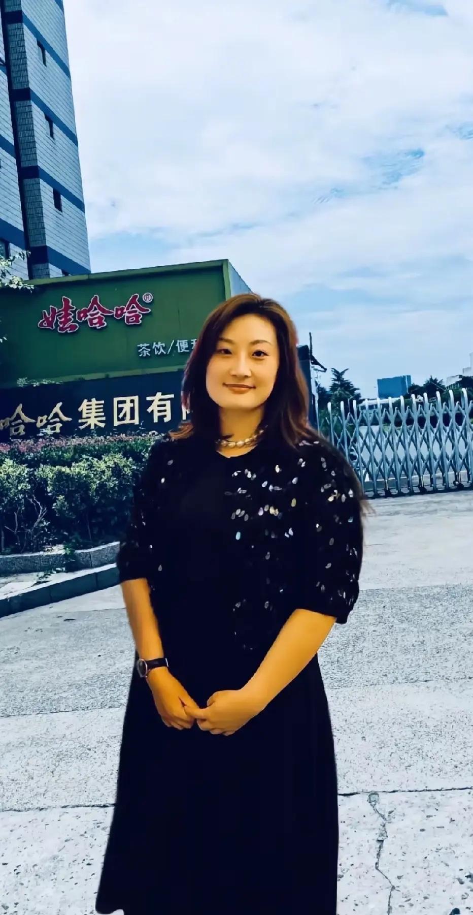 宗馥莉从刚留学归来，在哇哈哈大门前合影，开会都有点拘谨的20多岁小姑娘。

到十