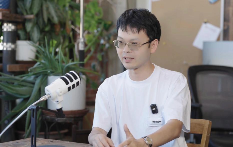 宁可丢掉工作，也要抗议将中国列为敌对国家！
 
美国AI圈一位华裔青年科学家在去