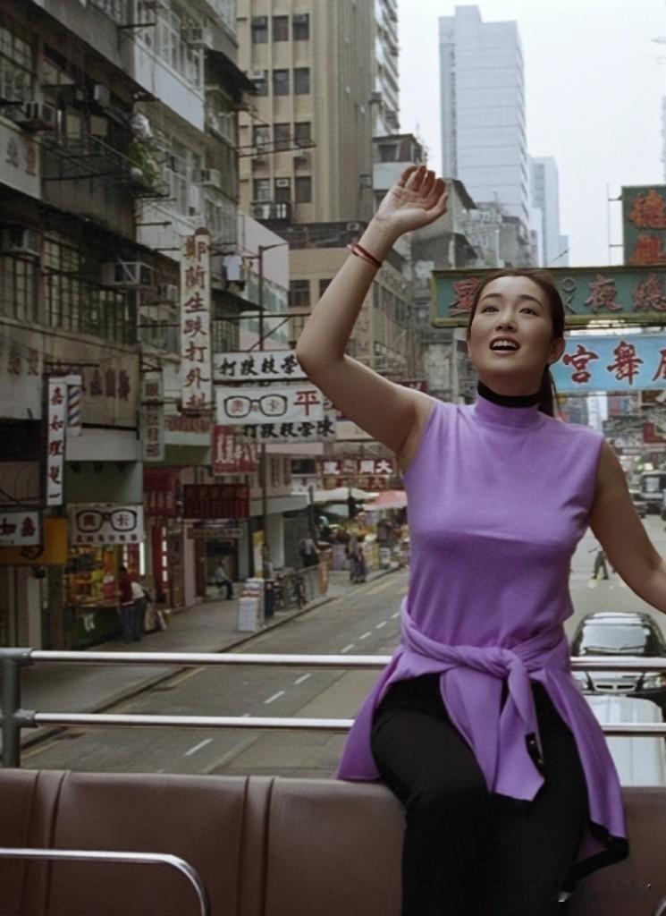 这张照片展现出了巩俐1999年在香港搭双层巴士的情景，那时巩俐34岁，身材丰润，