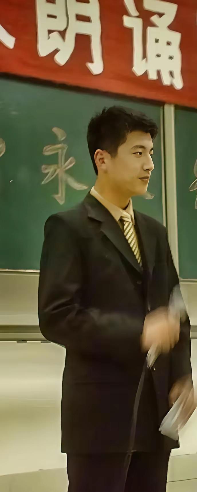 张雪峰年轻时候长得不错，只是后来事业也有成了，也结婚了，也有孩子了。就有点不注意