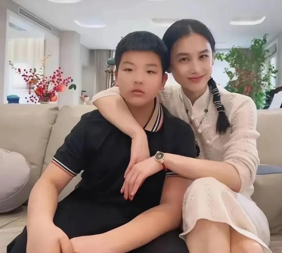 黄圣依杨安迪母子同框
儿子长得魁梧，妈妈却很苗条
在身材上，母子俩形成鲜明对比
