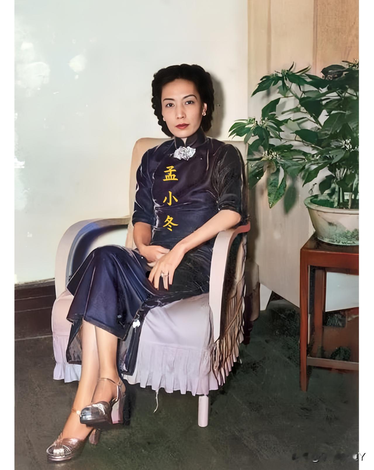 一九五零年，香港，和杜月笙刚结婚不久的孟小冬。时年四十二岁，气质出众、风韵犹存，