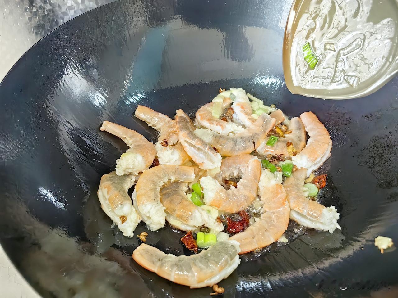 今天葱爆河虾，味道杠杠滴！
一，河虾去掉虾线，头，脚，清洗干净，用剪刀将虾背剪开