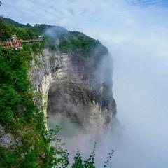 出发吧趁现在｜赴天门山之约，在云海绝壁间触摸人间仙境⬇️今日头条《出发吧趁现在》