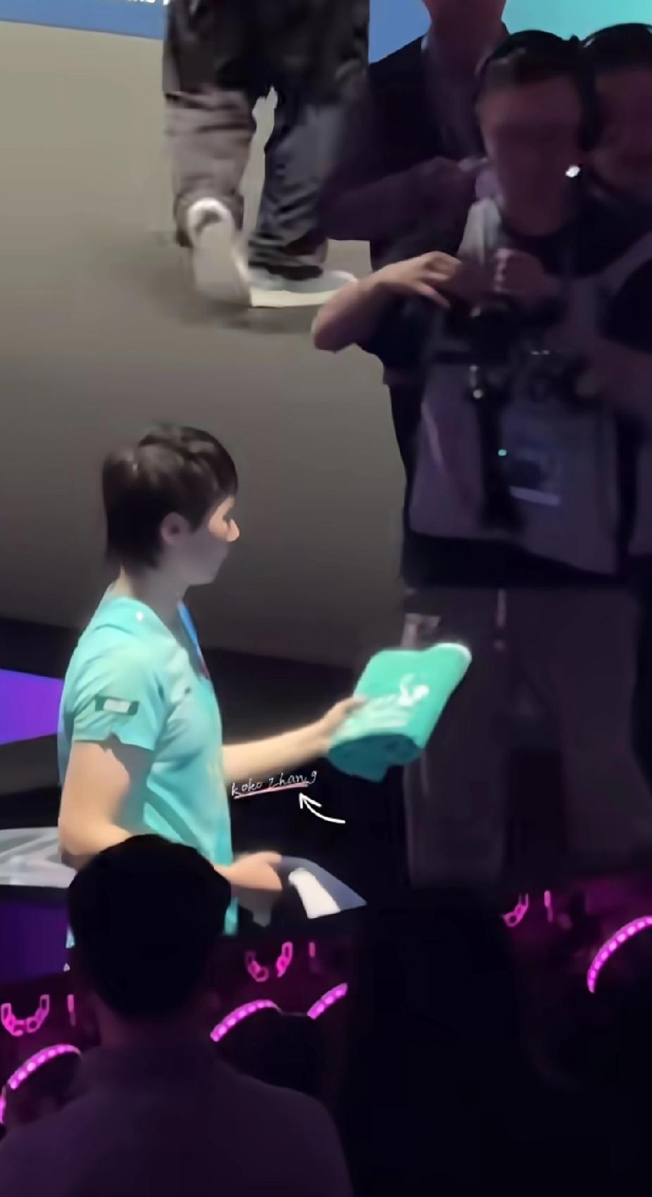 破防了！曼昱递球衣马琳帮忙扔，这才是国乒最动人的双向奔赴✨
 
谁懂啊！澳门世界