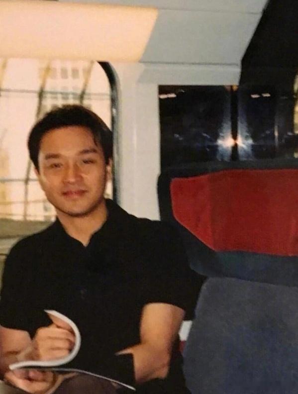 春天该很好，你尚若在场...想念你，哥哥。快70的你那么爱美，应该也选择退休，那