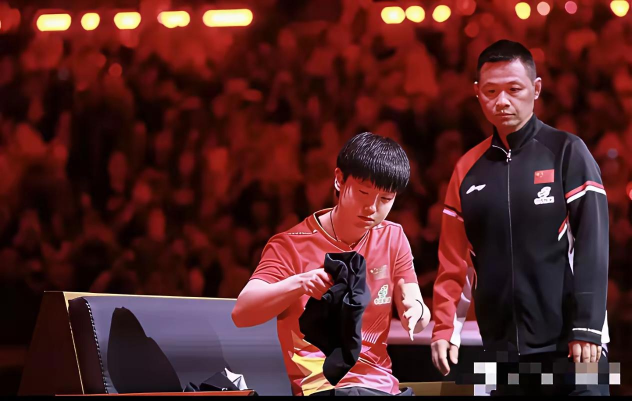 这个人
看着踏实
他叫德华
也叫袁大
是队医
也是管家
无论怎么说
只要他在
心