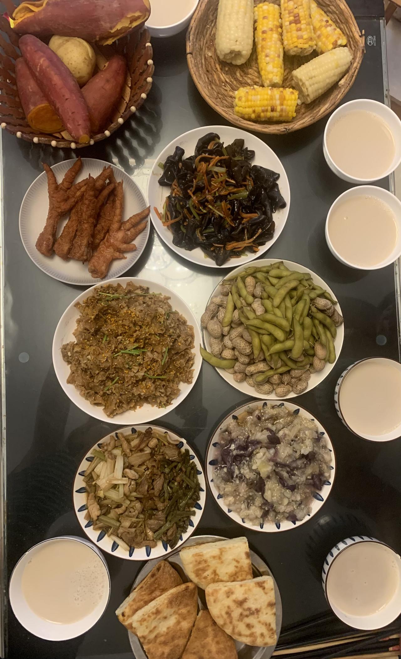 打卡今日晚餐
今日6人份晚餐：孜然羊肉卷（肉卷是之前涮锅剩的）、凉拌木耳、蒜酱拌