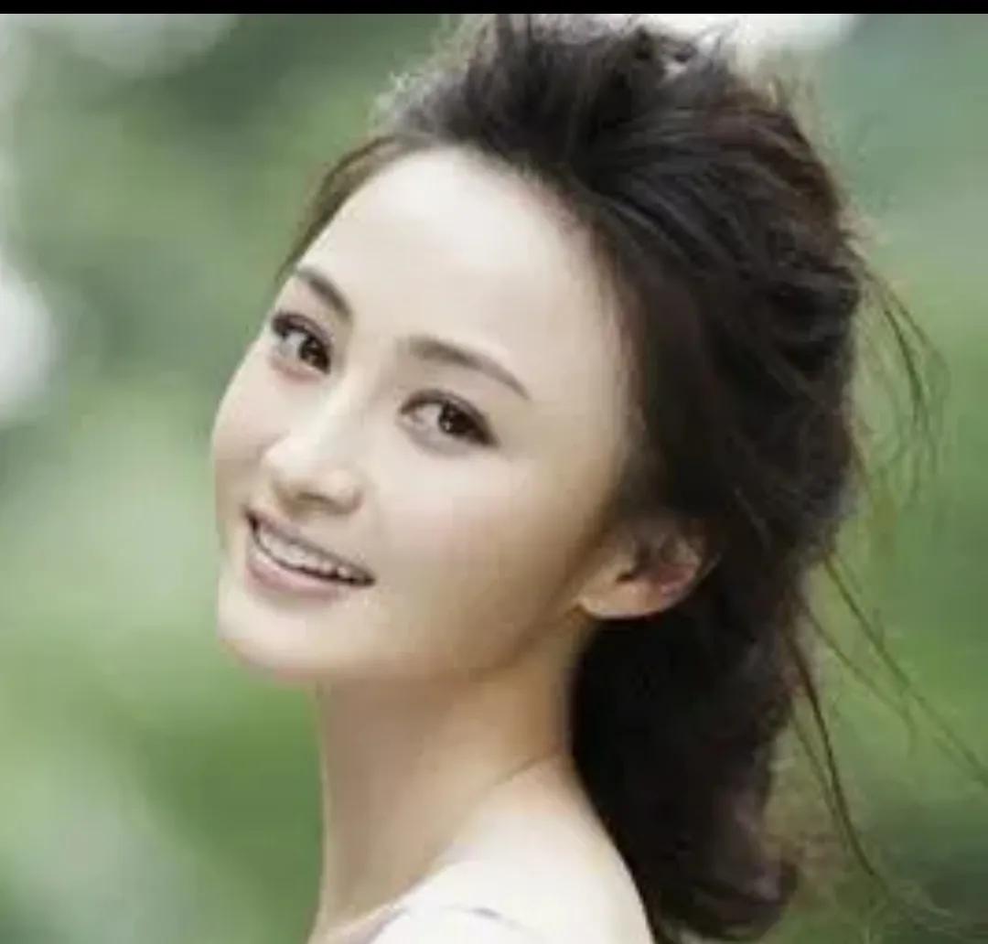 她演《裸婚时代》饰演童佳倩一角，该剧成为年度热门剧，她也因此获得“国民女友”头衔