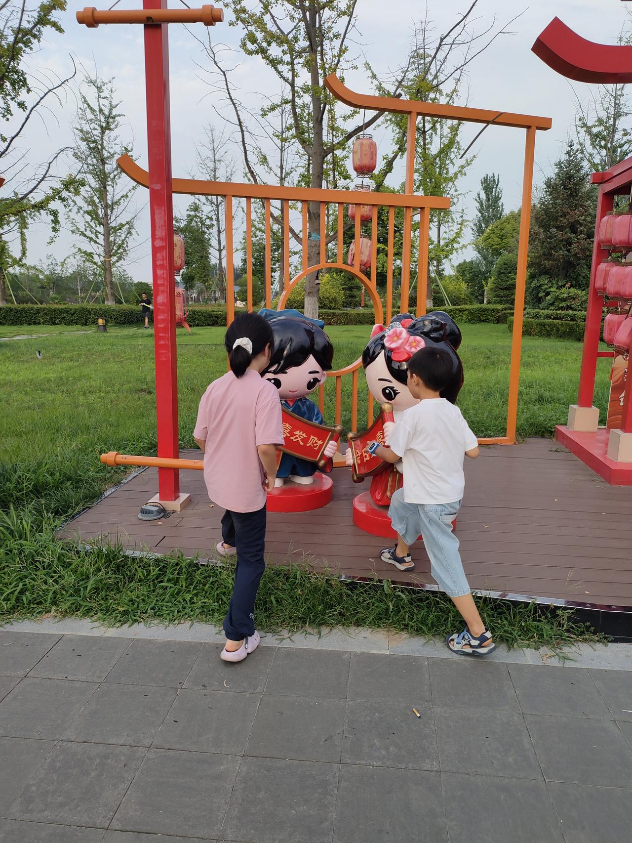 ​
2. 彩色雕像惹人喜爱，孩童嬉笑奔跑，把简单的快乐留在公园。
