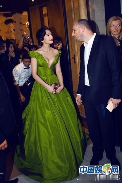 张雨绮章子怡同穿绿色礼服，张雨绮身材那是真的好，章子怡风情迷人。她们的美各不同，
