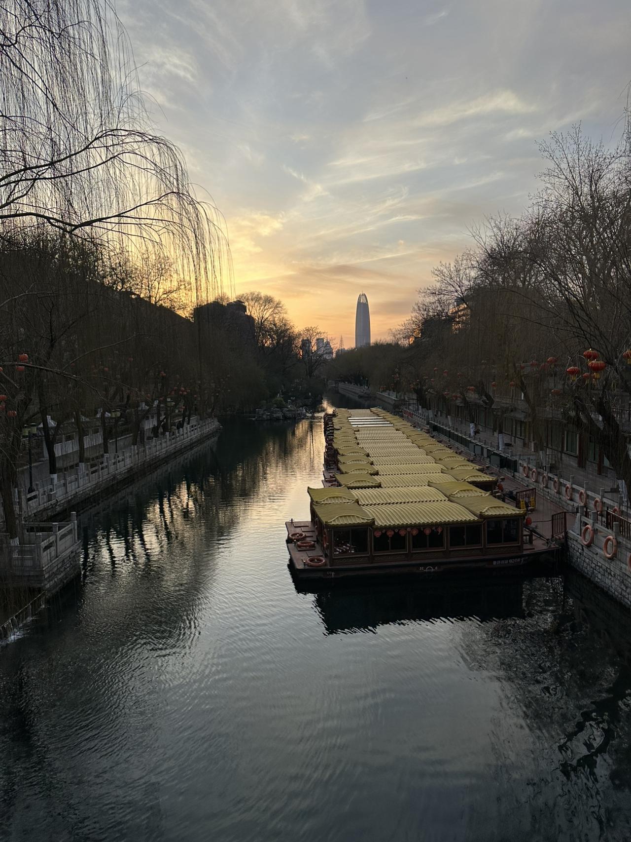 除夕的济南护城河畔，泉水潺潺清澈纯净。
因为过年游人不多，今日的泉水边非常的安静