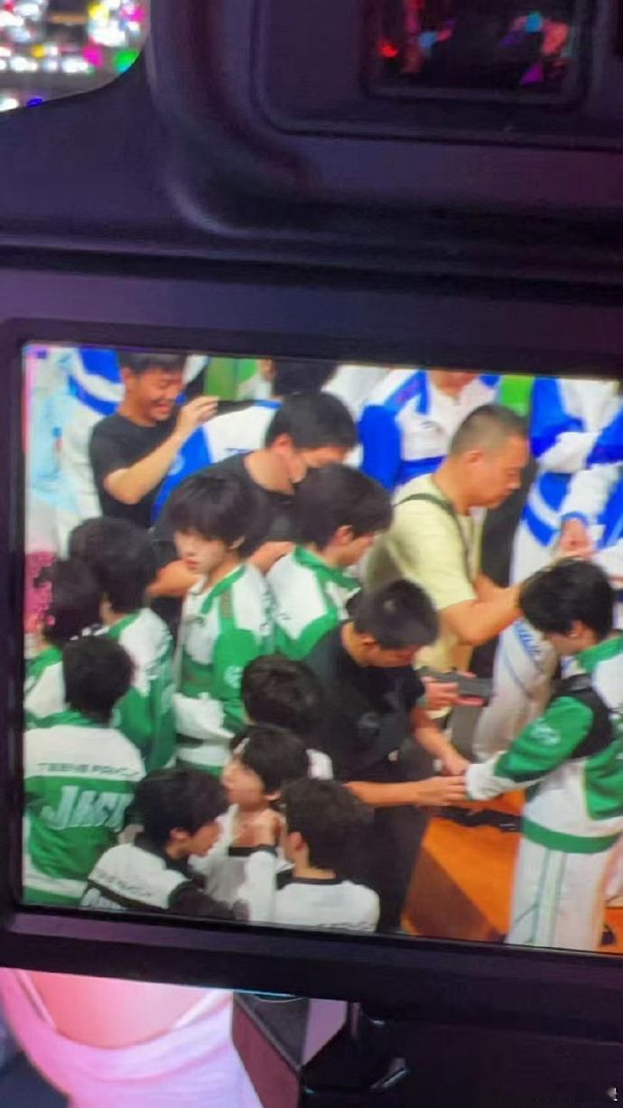 橹穆背对背拥抱TF运动会治愈抓拍，橹穆背对背依靠彼此，喧闹赛场里独一份松弛感 