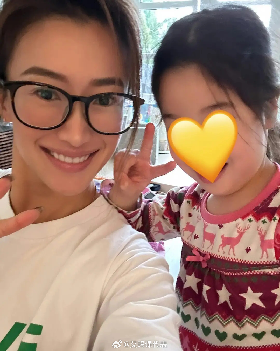 谢霆锋妹妹二胎儿子正脸照谢婷婷二胎儿子正脸照 谢霆锋妹妹二胎儿子正脸照曝光，长得