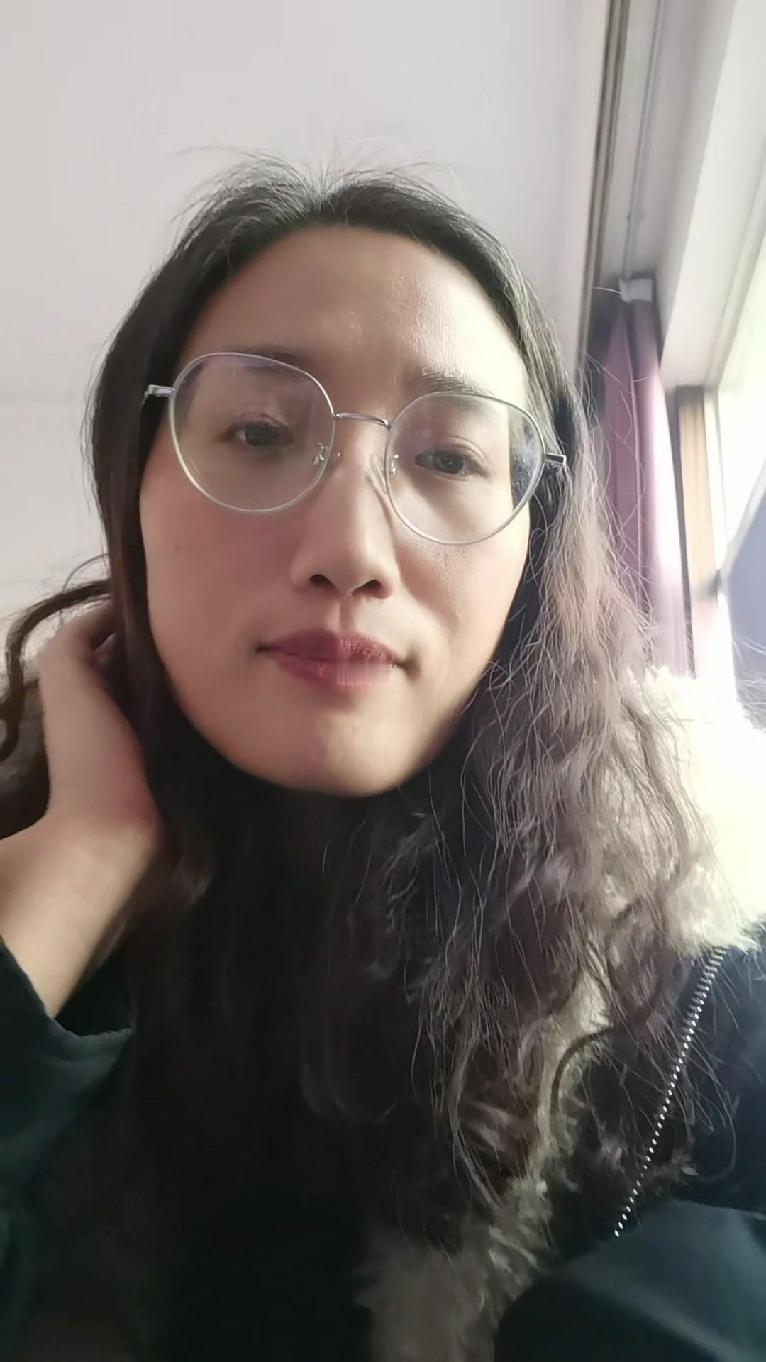 董宇辉能一直保持高流量并非偶然。他从不忘本，更懂得未雨绸缪，清楚知道市场永远有新