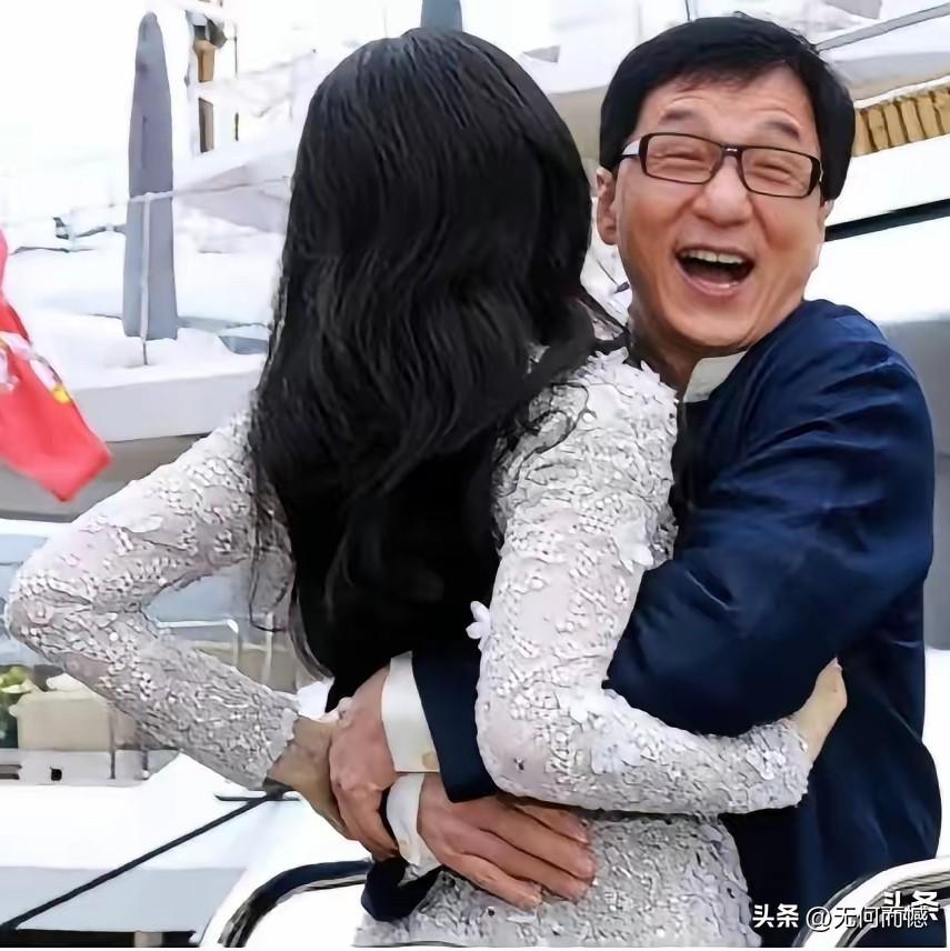 成龙大哥这种抱人的方式是还有技巧的，似乎有综合格斗一些擒拿的技术在里面，这个女孩