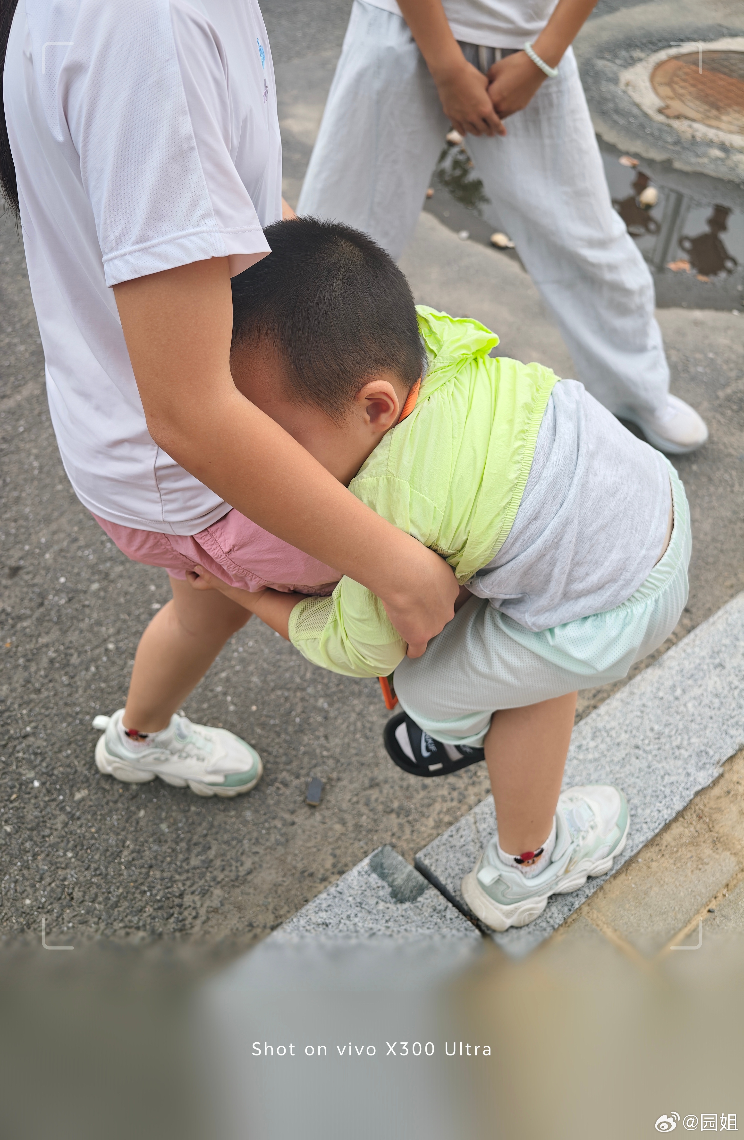 今天带大宝去接弟弟，弟弟高兴的来了一个树懒拥抱[泪奔] ​​​