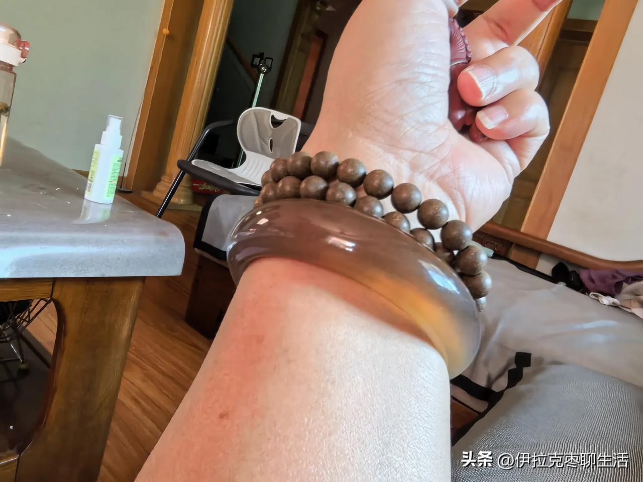 戴减肥手串能减肥吗？

退休后的几年，体重与日俱增，最关键的是既迈不开腿又管不住