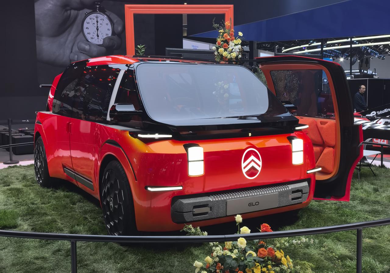 北京车展雪铁龙展台也挺热闹，ELO概念车、FE方程式赛车来了一波亚洲首秀。ELO