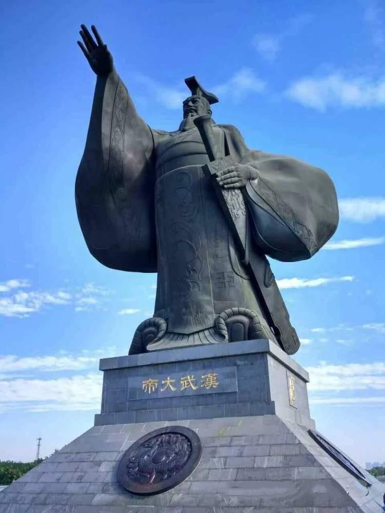 汉武帝晚年，桑弘羊坐在长安的府衙里盘账。算筹拨得噼啪作响，数字触目惊心。太初年间