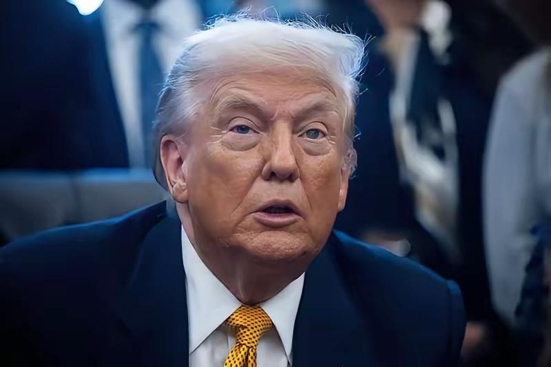 特朗普面对这39万亿的美债想出一个好办法，钱自己是还不上了，但是自己可以把这个债