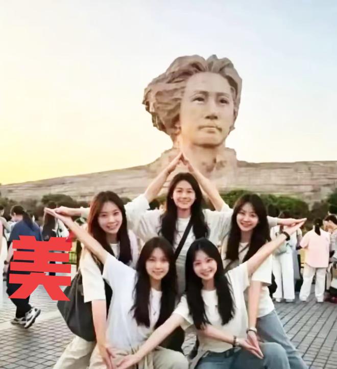 重庆五个女孩火了。没穿汉服，没挂滤镜，没摆剪刀手，五个人在橘子洲头的雕像前用身体