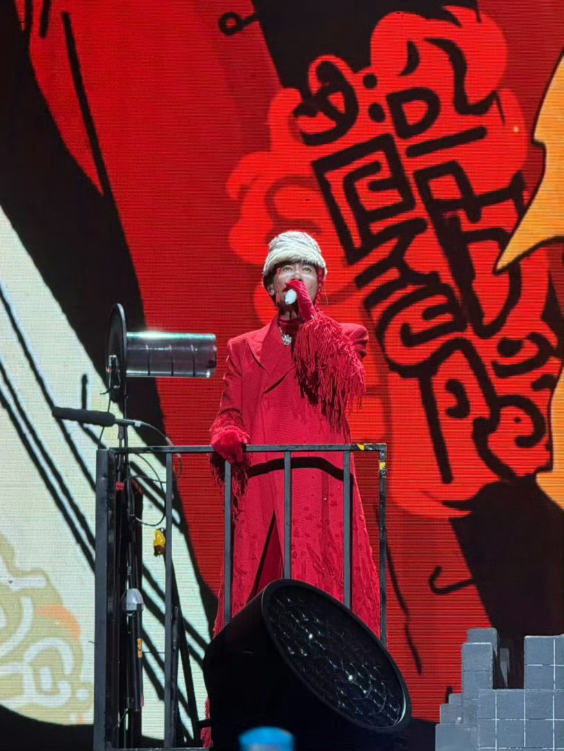 看过陈小春演唱会的才懂金曲一响全场大合唱，陈小春一开口，就是刻在青春里的浪漫🌟