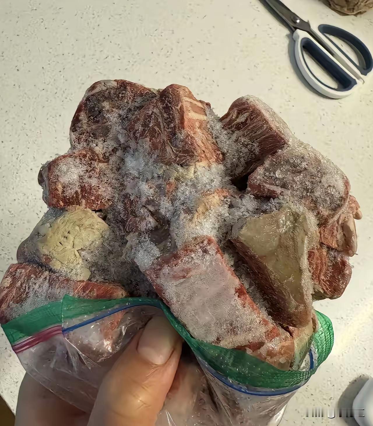 都是冰箱惹的祸？
都不知道冷冻多长时间了，平时也不吃，过年过节带回去的东西，冰箱