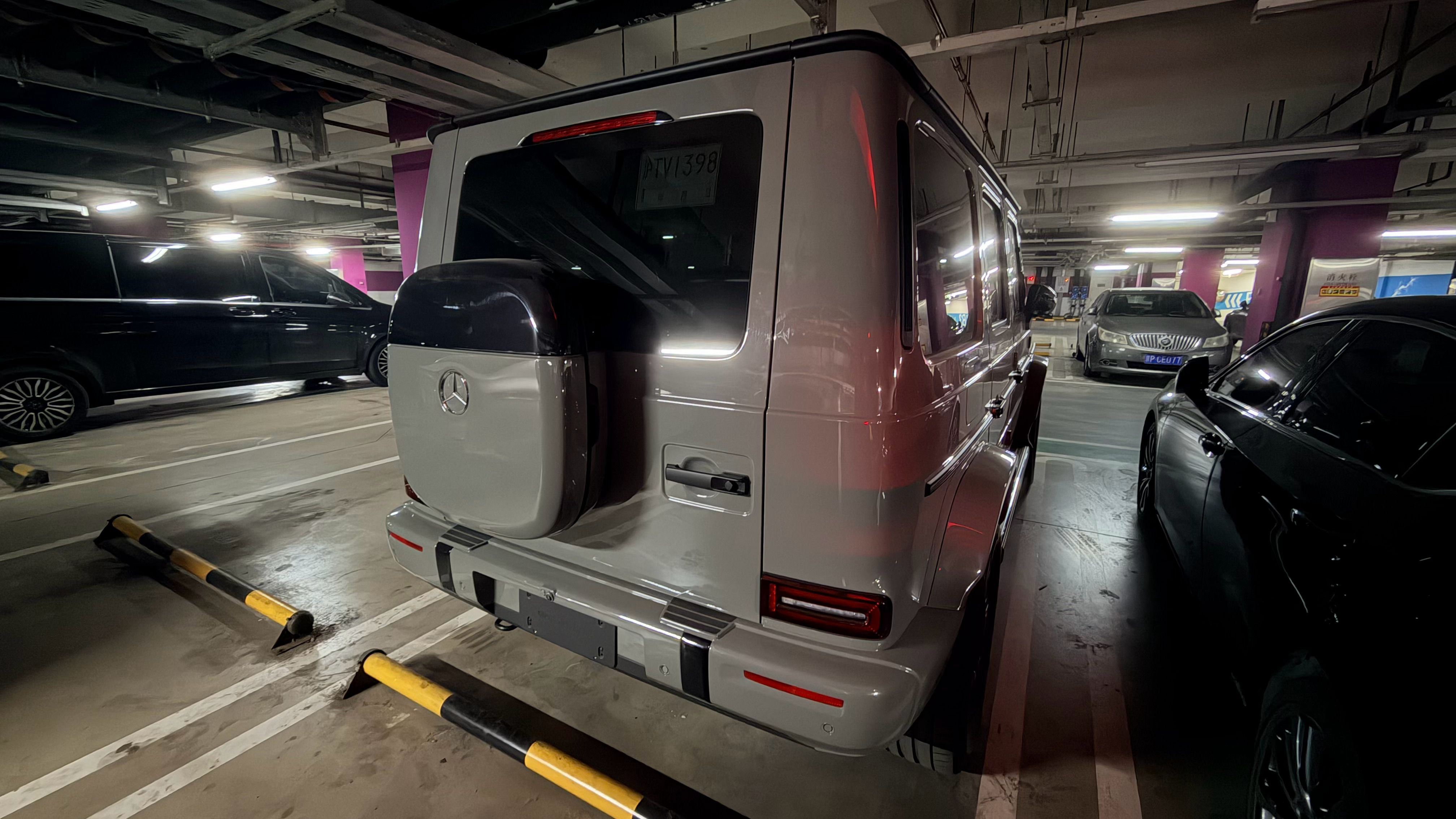 看到方形小书包的奔驰 G… 