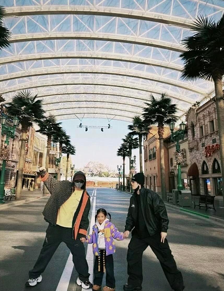 檀健次符龙飞抽烟你是说檀健次带娃了一整天？！！羡慕瓦哥的女儿了[悲伤]但是看到健