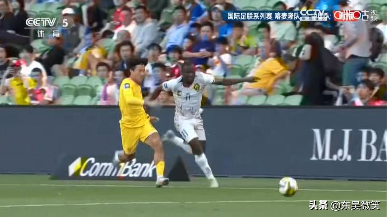 跑不过人家也没办法，只好拉拽衣服了，本能反应。