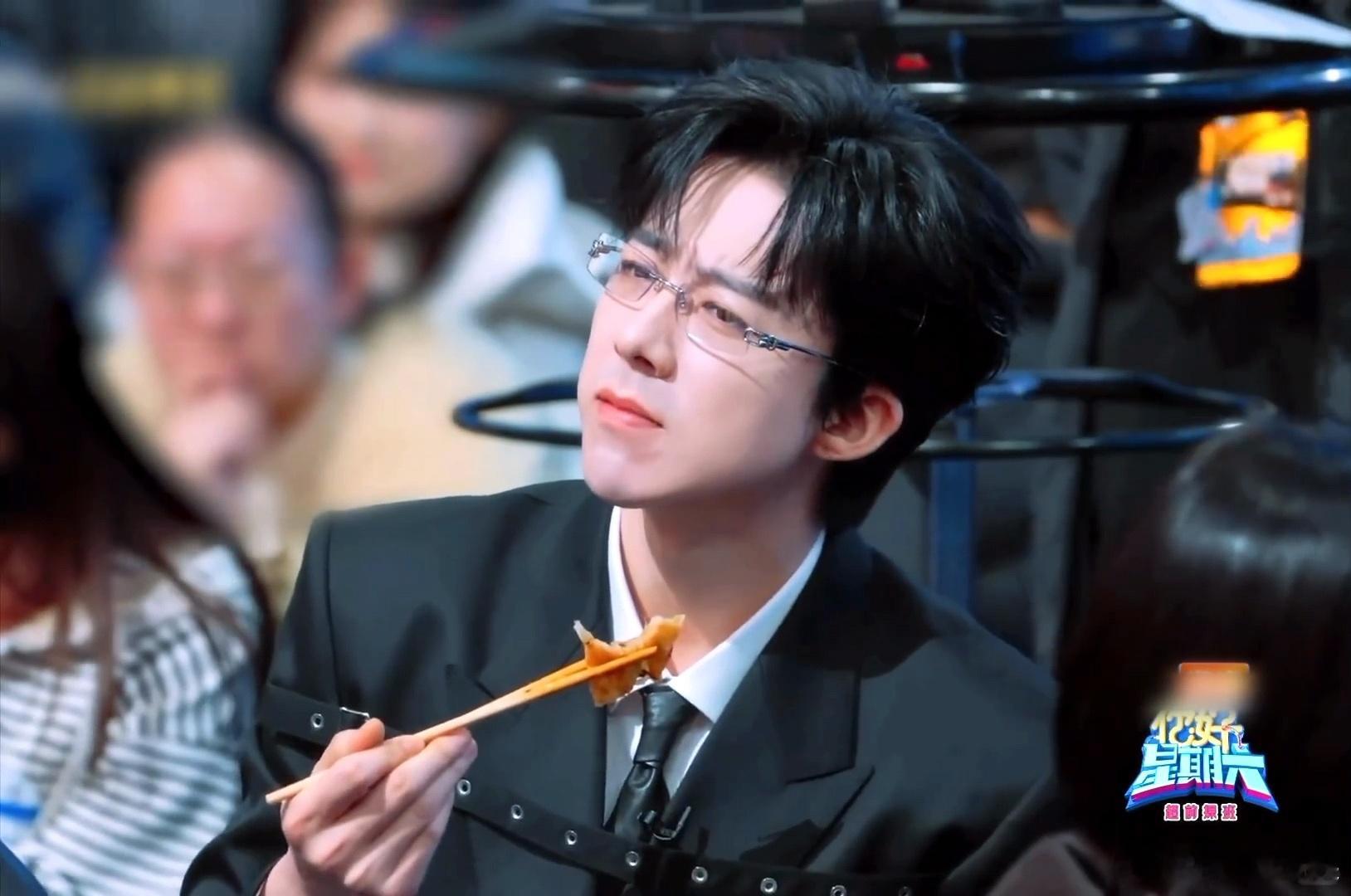 刘宇宁吃零食偷感十足 舞台上气场全开，私下吃零食却自带偷偷摸摸的氛围感，刘宇宁这