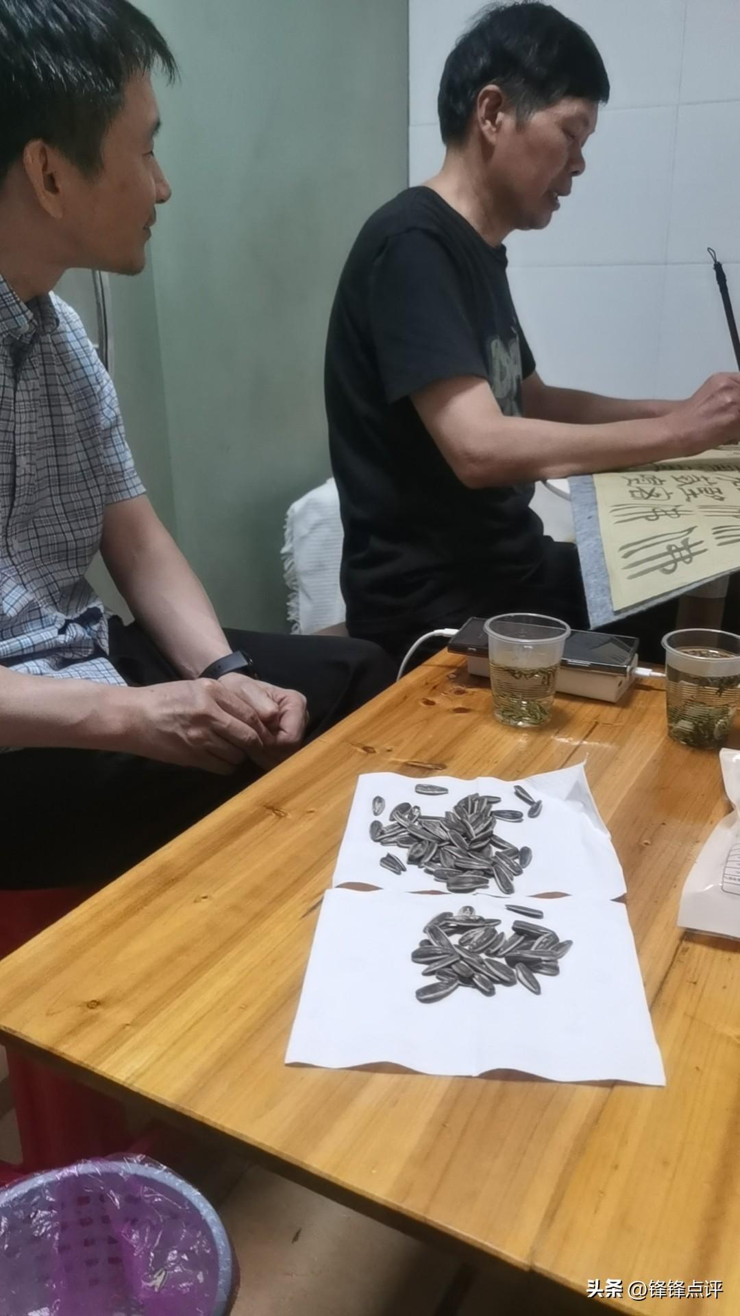 记录我的2026 晚上，两位朋友前来喝茶。瞧见我桌上摆着笔墨纸砚，吴老师顿时手痒