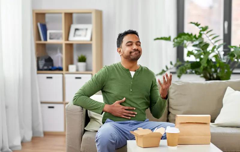 晚上9:30以后饿了，这真是个让人纠结的问题。从健康角度讲，不太建议吃。正常9 