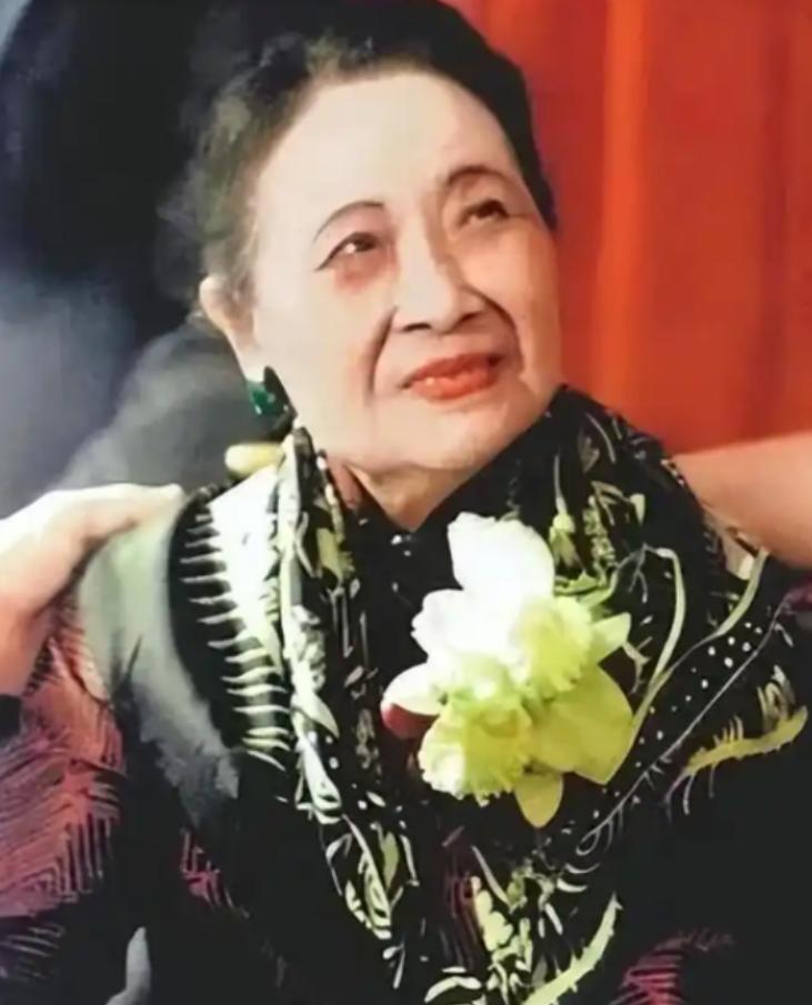 [浮云]宋美龄106岁去世，贴身厨子回家后不久自尽，事后妻子含泪透露缘由:是上面