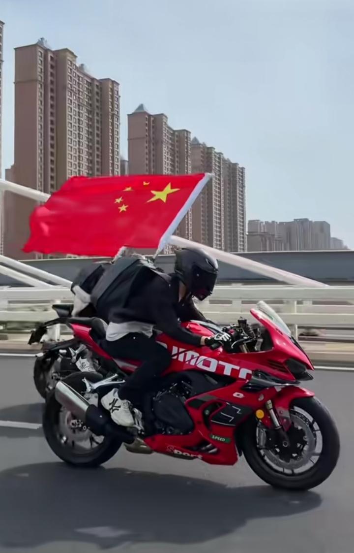 张雪机车自带高光，无论开到哪，风景线就亮到哪，它是街头最耀眼的一道风景线。

硬