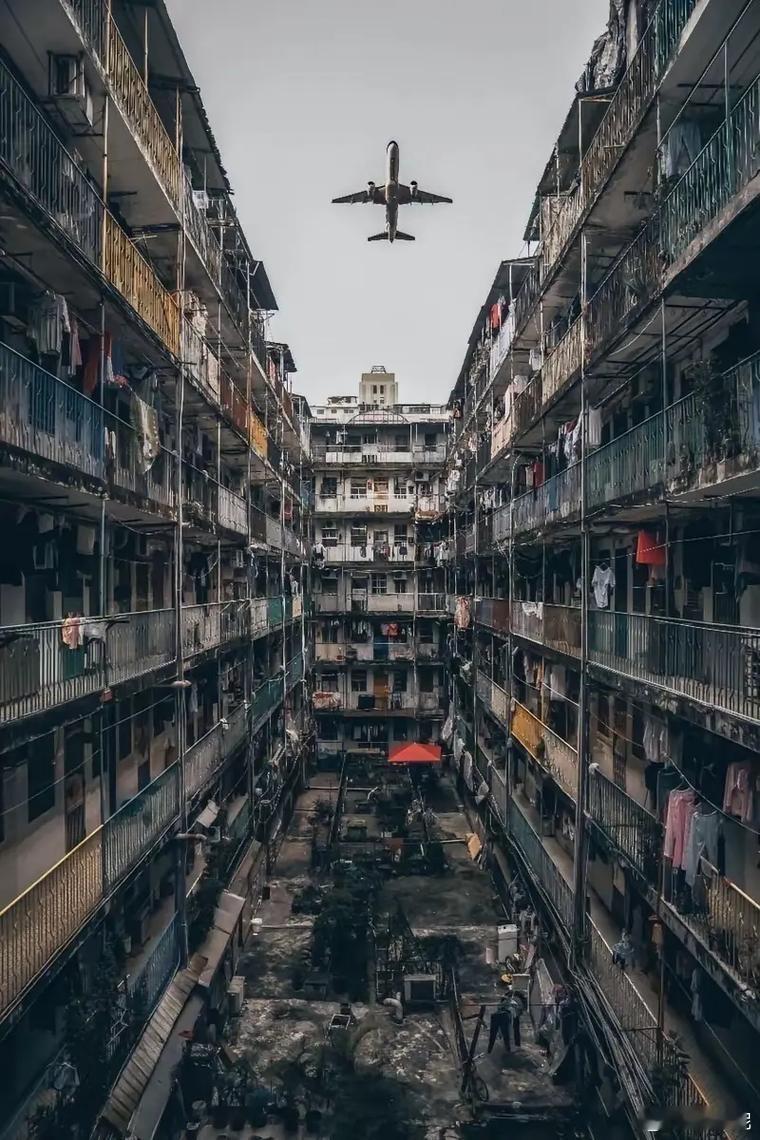 昨天听人讲起香港的九龙城寨，大为震撼。它的标签：“传奇贫民窟”、“法外之地的罪恶