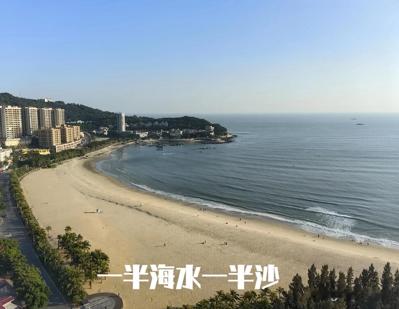 在海边发呆，看海浪撞击沙滩，看海鸥遨游天空，帆船追逐白云，感受海水的味道，让人感