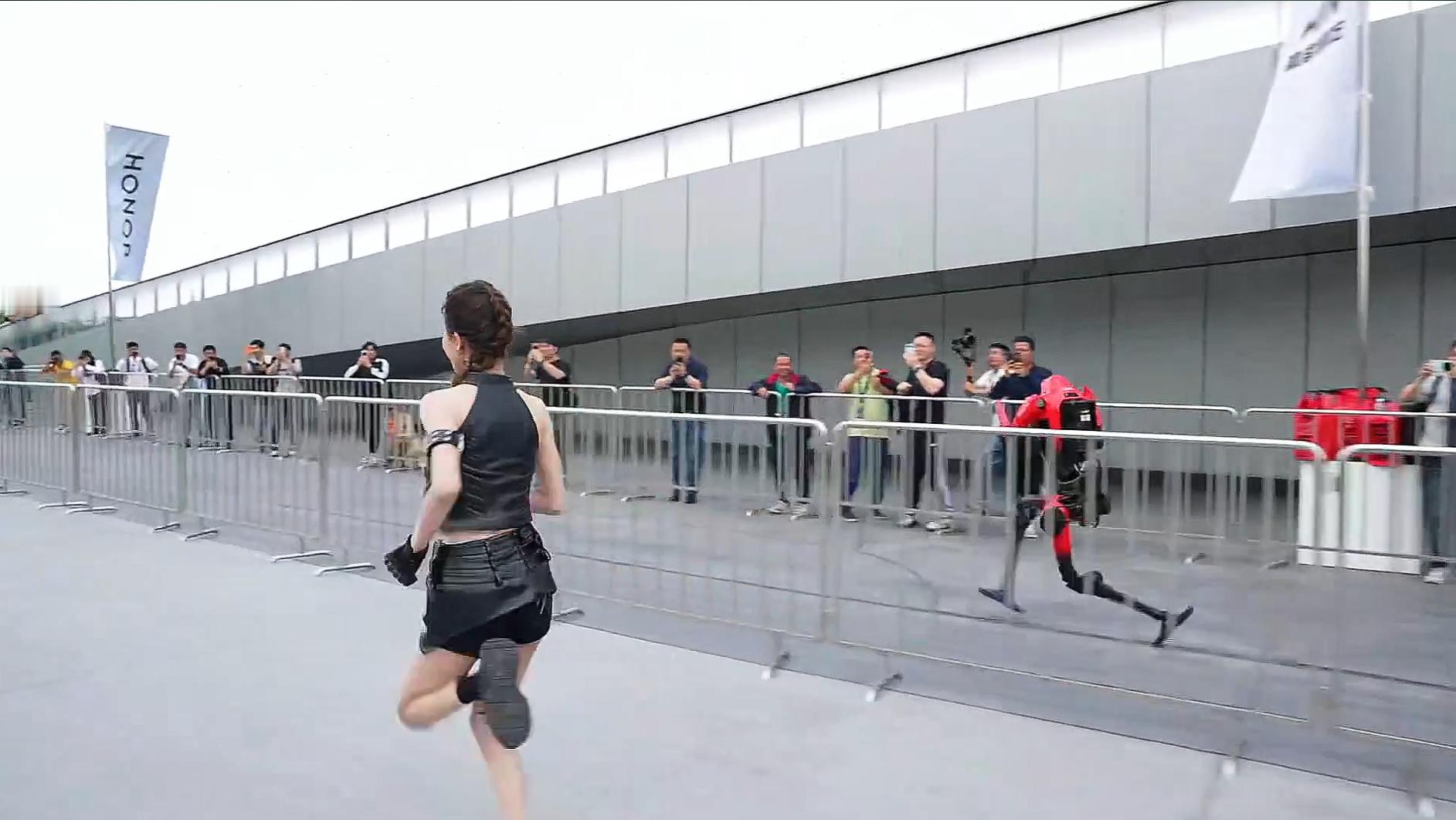 张予曦和荣耀闪电百米赛跑  刚看完张予曦和荣耀机器人闪电赛跑的视频，真有点科幻照