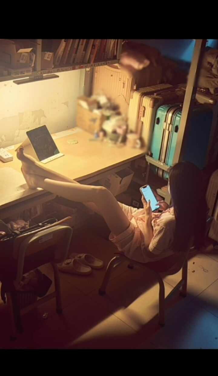 安静的宿舍 平板电脑 大学一人寝