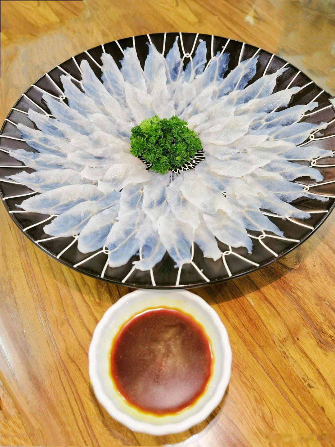 到了曹妃甸必须吃河豚宴，曹妃甸十里海河豚小镇，作为世界最大的河豚养殖基地，以其独