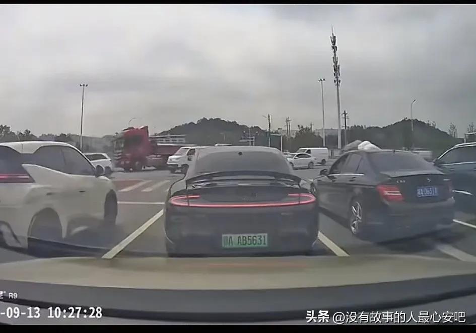 9月13日，一辆小米su7与一辆奔驰起步飙车，小米su7速度太快撞碎一辆电动车，