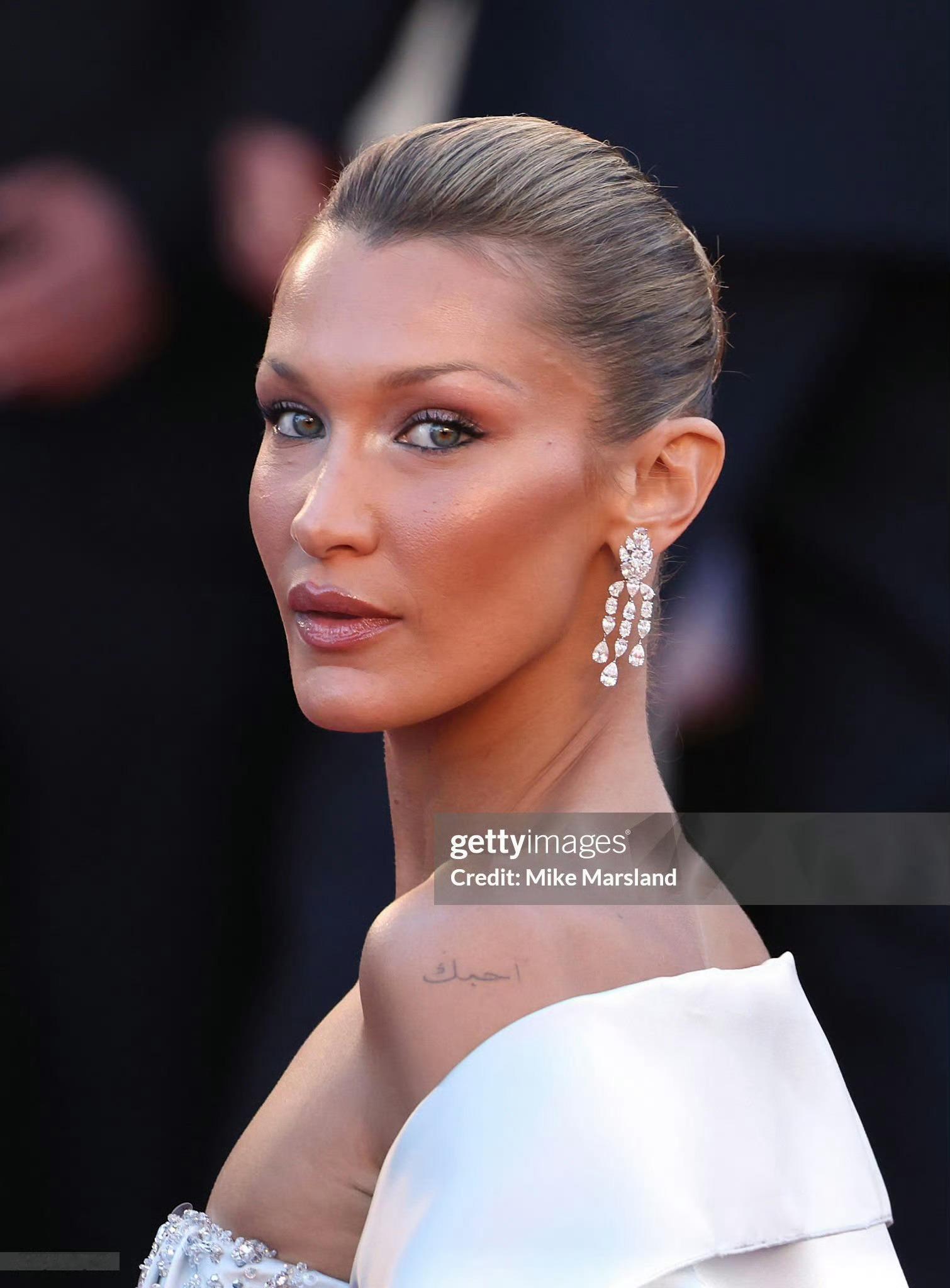 Bella Hadid  亮相 戛纳电影节  红毯，身着PRADA 特别定制礼服