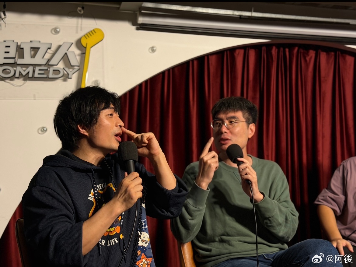 刘旸你在外面就这么赚钱的啊不好笑就露宿街头刘旸太会整活！看到钢管立刻开跳，双人舞