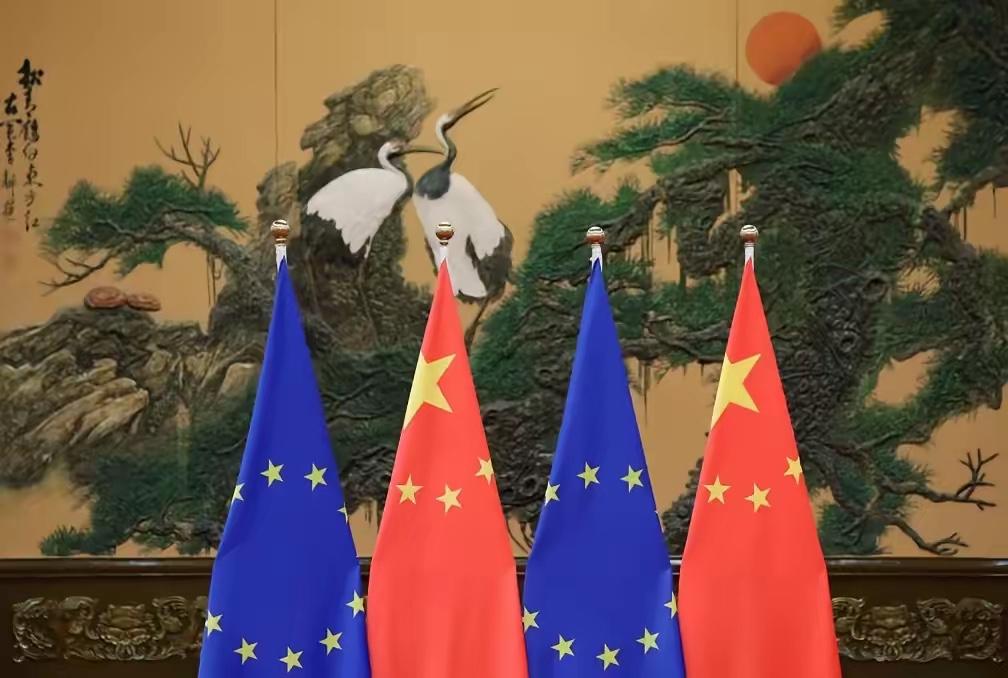 欧盟顶级智库CEPS最近抛出一篇文章，大胆到近乎莽撞。

六年前中方还跟它合办过