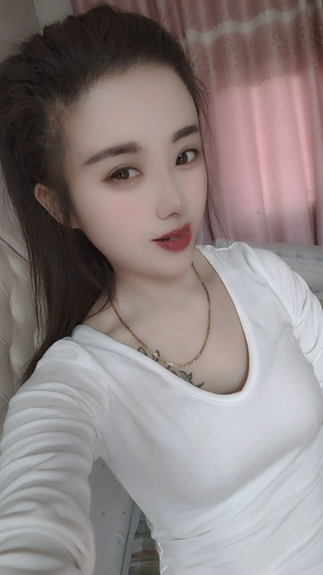 活着活着就明白了，跟任何人较劲都是在消耗自已，年龄带给我们的是通透，很...