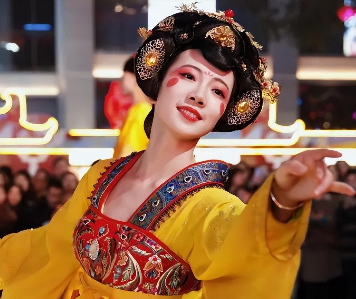 一言以蔽之，钱没到位。

以职场视角看待，员工超幅成长（大网红，不夜城的招牌），